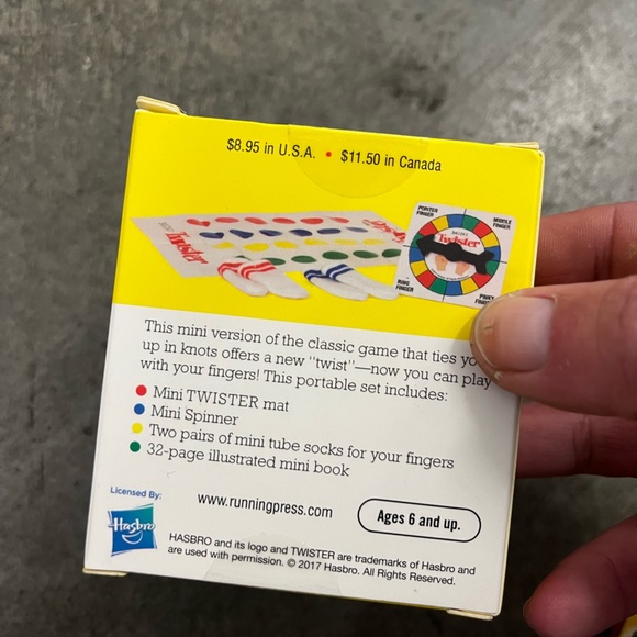 Twister with Finger Socks NEW in BOX - Picture 4 of 6